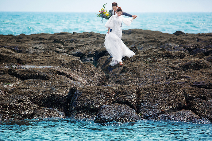 夏天海边怎么拍婚纱照 夏日海边婚纱照新玩法