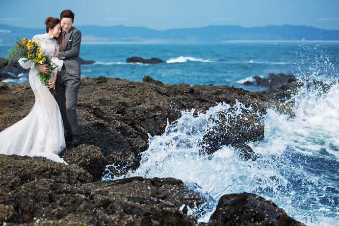 夏天海边怎么拍婚纱照 夏日海边婚纱照新玩法