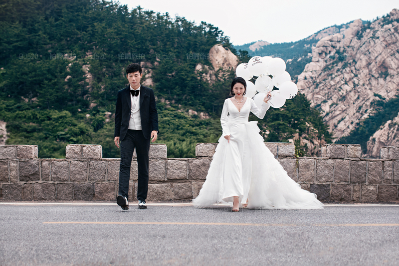 青岛旅拍婚纱照 在蓝天白云下幸福的笑